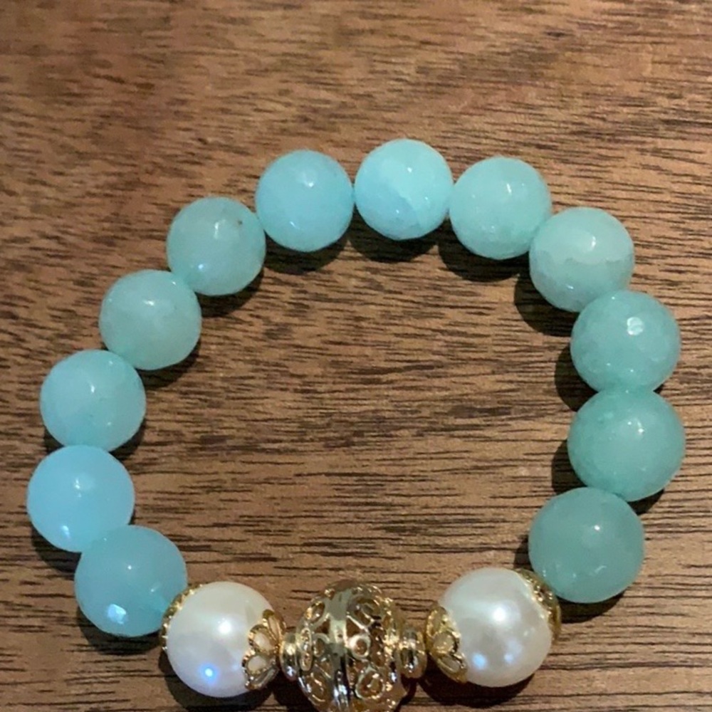Quartz and pearl bracelet with gold colored accents